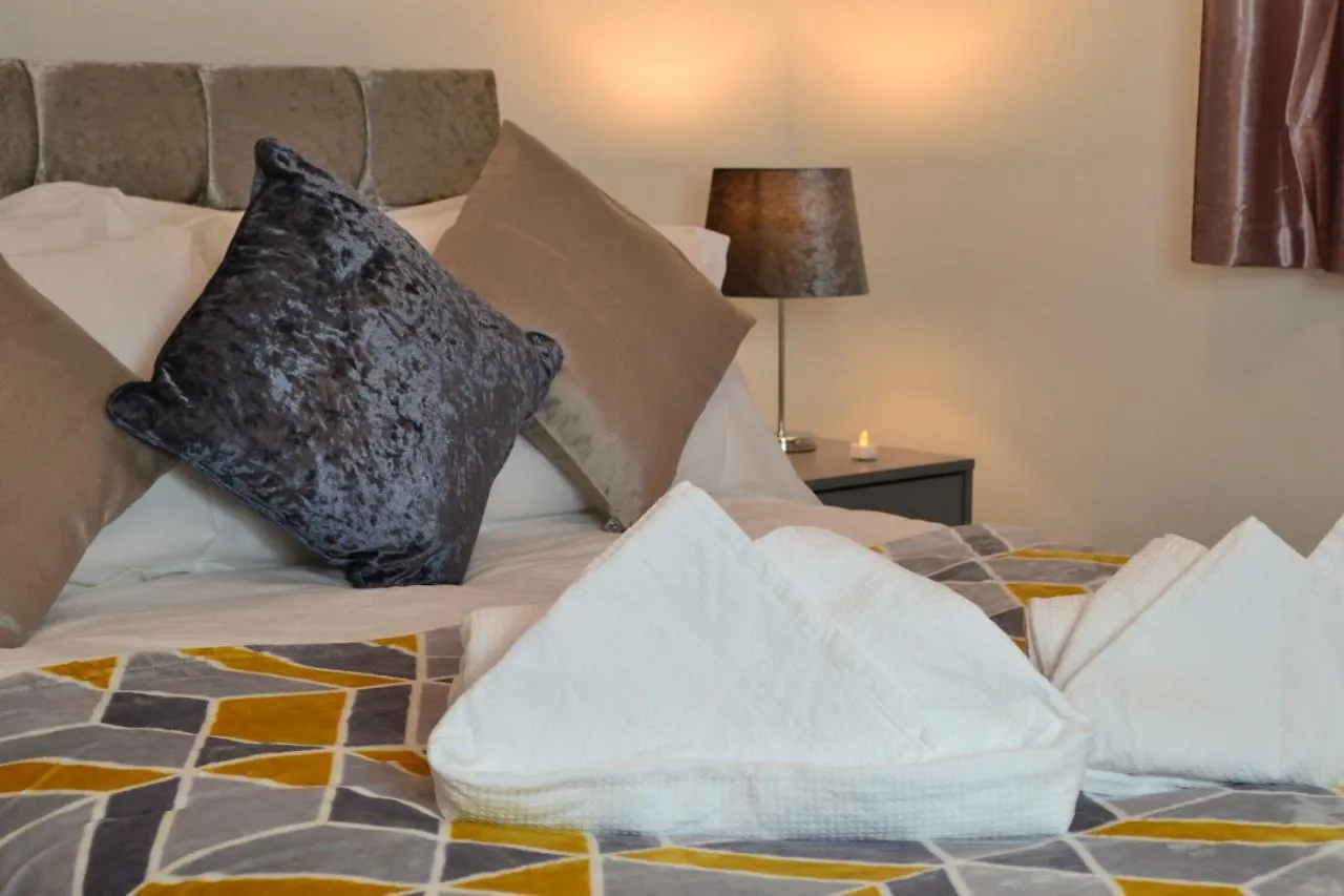 Epicsa - Family & Corporate Stay Mews Apartments With Free Parking CBG 0*,